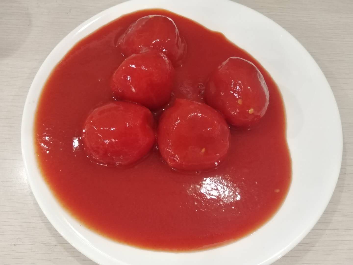 Целый очищенный томат-томат с высокой концентрацией томатного сока